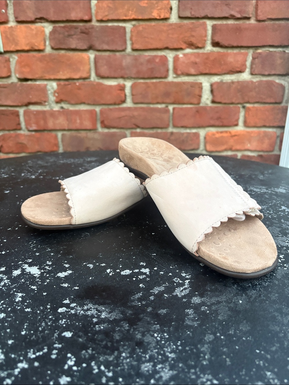 Vionic Women's Blush Scalloped Slide Sandals. Size 8 with Velcro closure.